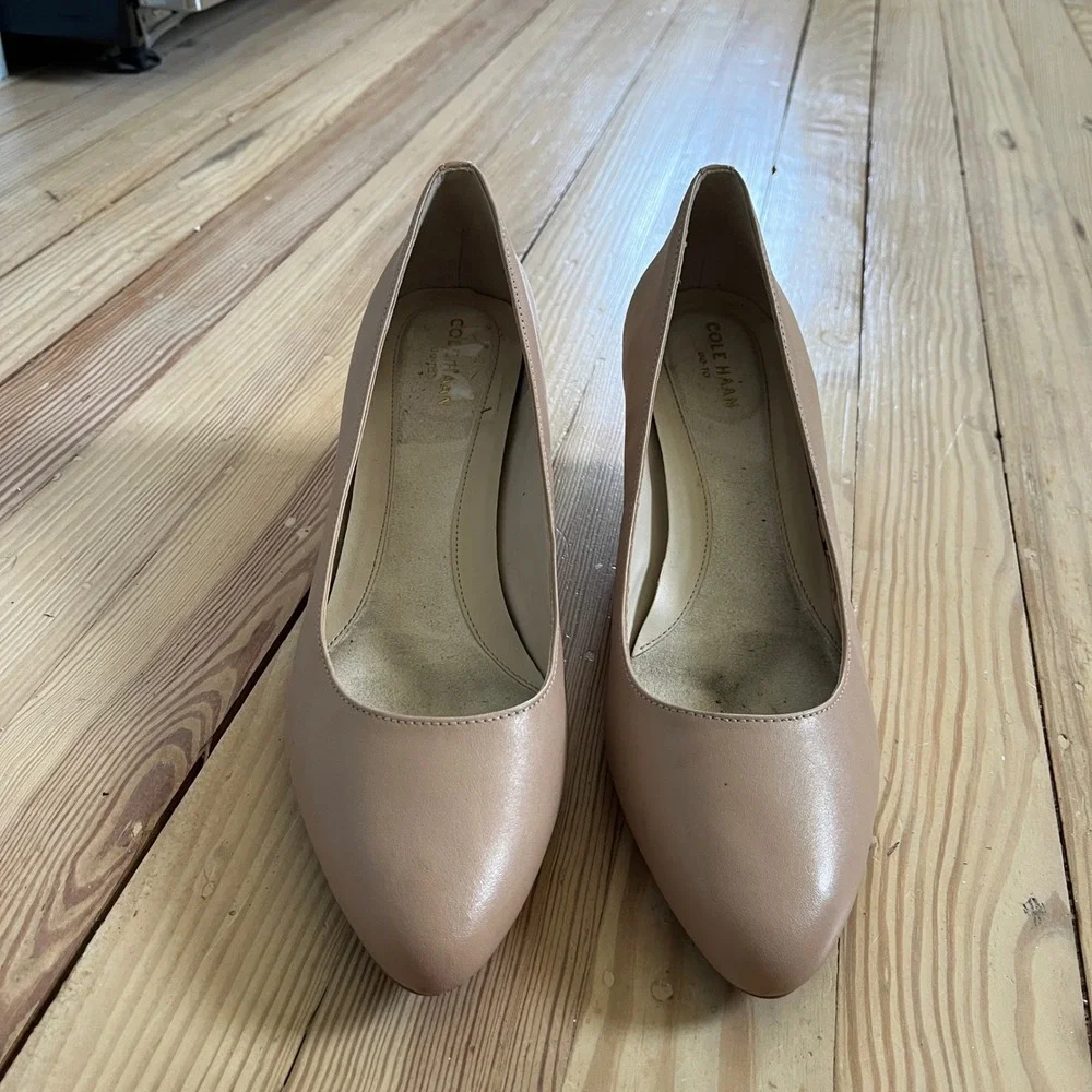 Cole Haan Go-To‎ Wedge Beige Leather Almond Toe Pumps W20462 Womens 8.5 Preppy